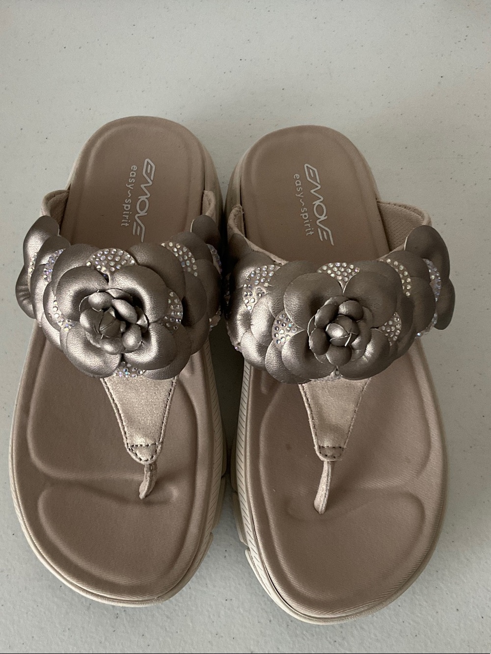 Easy Spirit Marjie2 Metallic Taupe Flower Thong Sandals (NWOT)